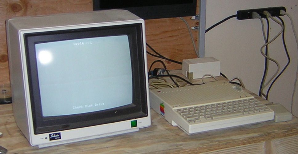 Apple IIc con un pequeño televisor. Existían monitores especiales, pero la mayoría de las personas utilizaban un pequeño o viejo televisor cercano.