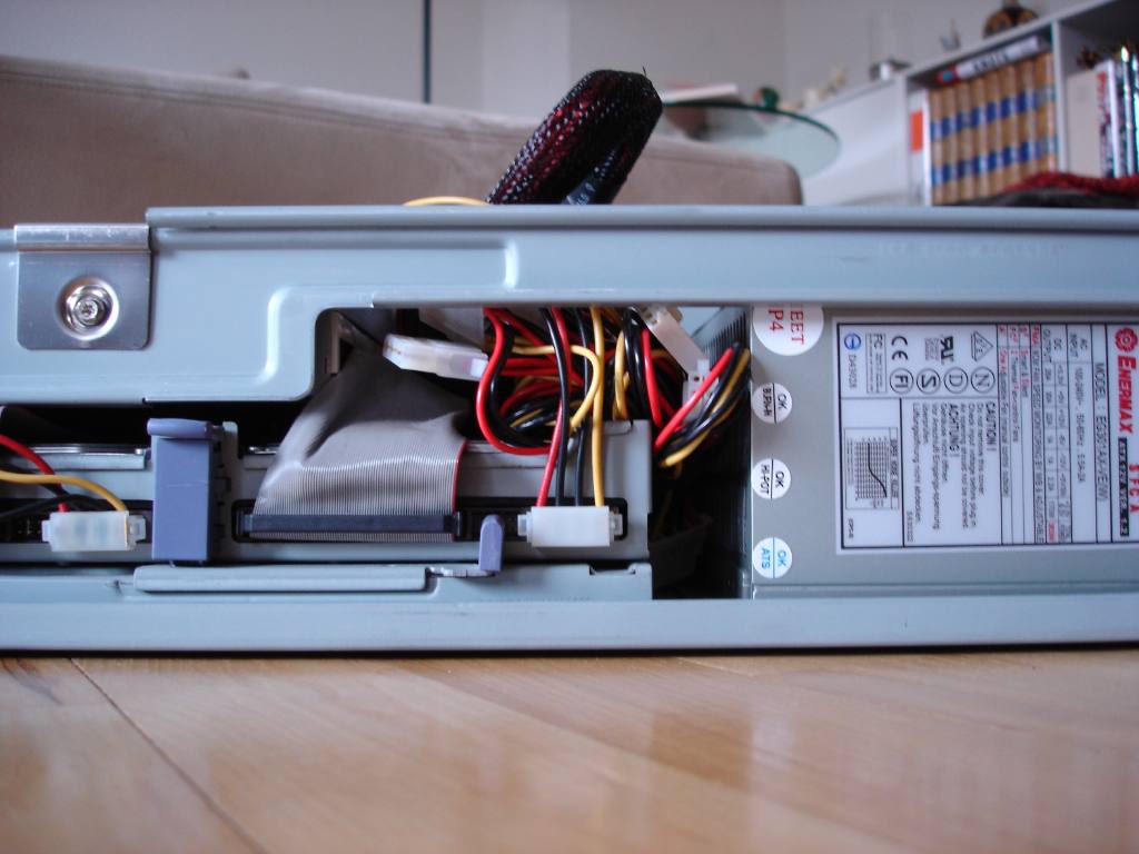 A Sun Blade 100 with a standard PeeCee ATX Power Supply A Sun Blade 100 with a standard PeeCee ATX Power Supply