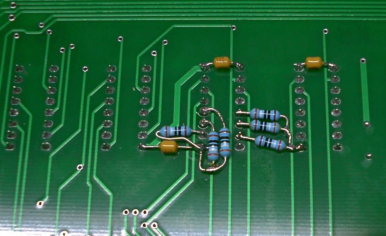Termination resistors (6 x 390 Ohm) added at W7 DRAM site.