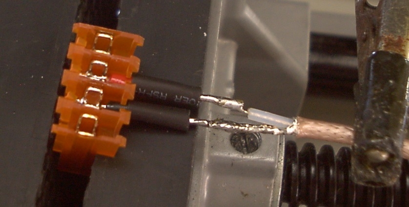 Video cable prior positioning and shrinking of the heat shrink tubes