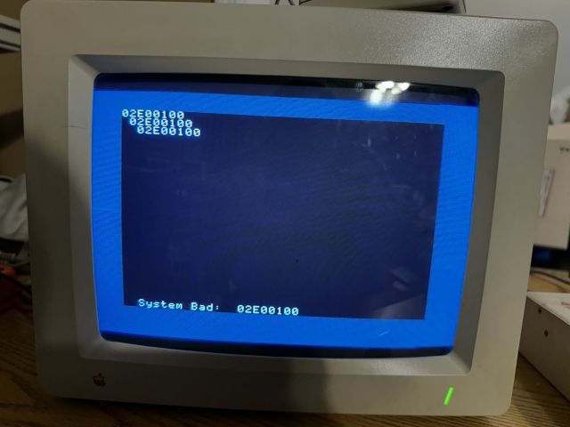 The Apple IIGS showing a diagnostic failure, error code 02E00100
