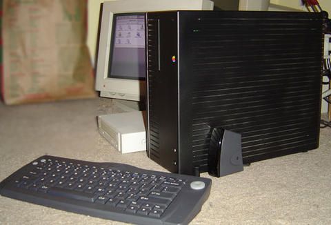 Quadra 7100b/G3 - Power Mac 7100/G3 in a Black Quadra 700 case